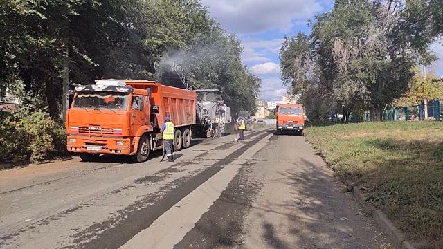 В Оренбурге продолжают ремонтировать пострадавшие после паводка дороги
