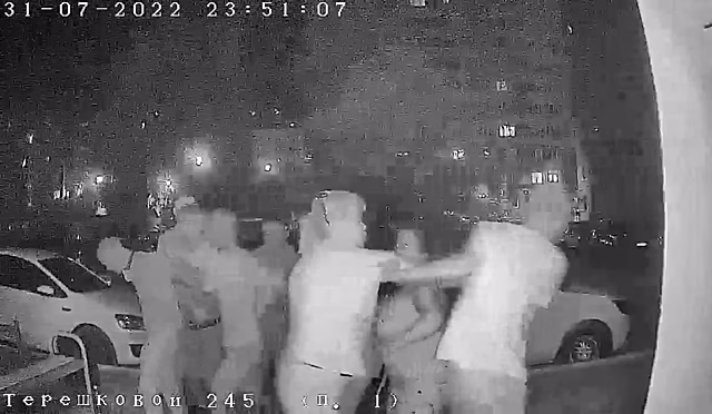 В Оренбурге на ул. Терешковой пьяная компания устроила ночную драку (ВИДЕО)