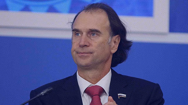 Депутат Сергей Лисовский: Бьюсь головой о потолок в LADA Vesta, но можно приноровиться