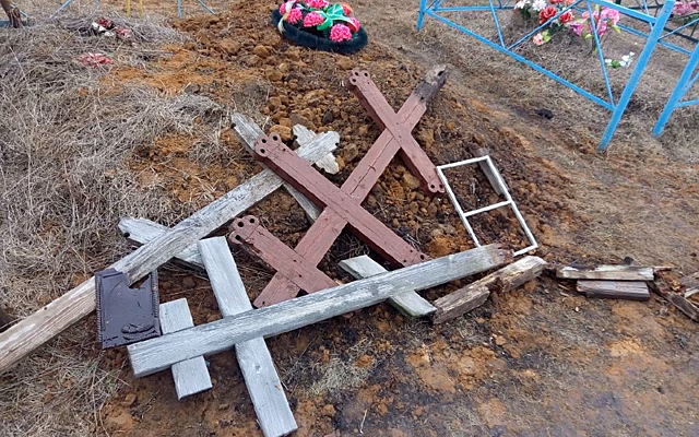 В Скопинском районе разгромили кладбище