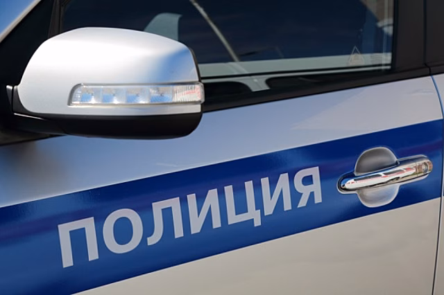 В Омске ночью автомобиль влетел в здание