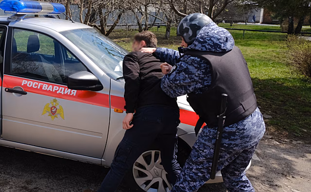 Курские росгвардейцы вытащили из «Газели» пьяного нарушителя