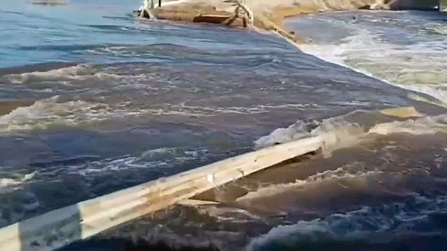 Очевидцы опубликовали видео смытого потоком воды моста в Кузбассе