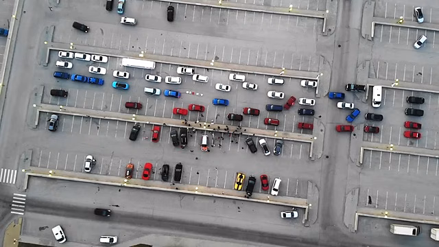 В Новосибирске автолюбители составили слово «Россия» из 48 машин