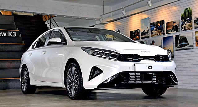 Kia K3 GT 2022 года после рестайлинга получила изменения стиля и дизайна