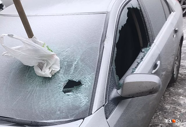 Хулиганы, разбившие ледорубом Cadillac в Екатеринбурге, попали на видео