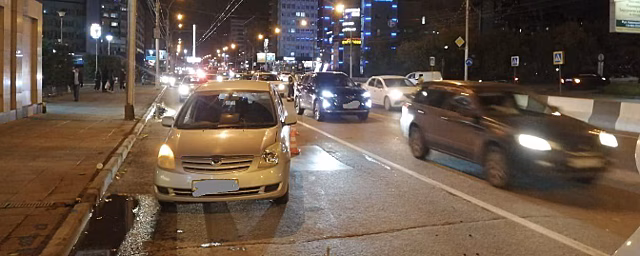 В Новосибирске автомобиль сбил двух подростков, переходивших дорогу