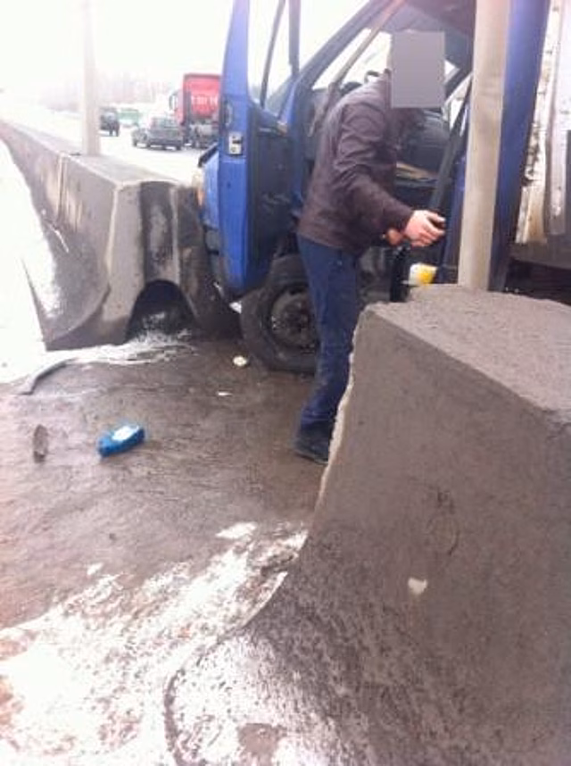 В Тюмени пьяный водитель протаранил автобус