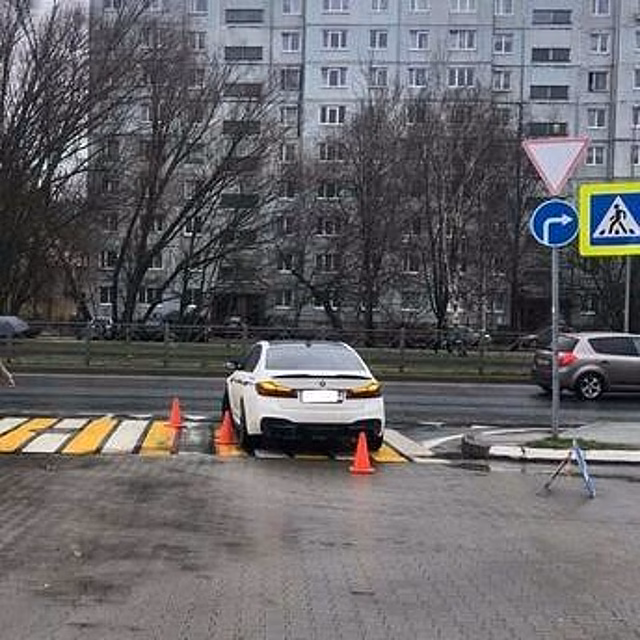 Выезжал с парковки «Бауцентра»: в Калининграде легковушка сбила 68-летнюю женщину