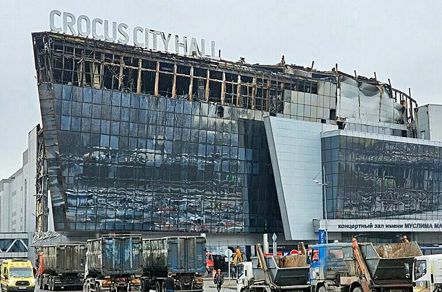 Спасатели разберут сцену в «Крокусе», чтобы доставить кран