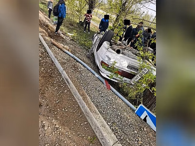 Автомобиль вылетел с дороги и перевернулся в поселке Восточный