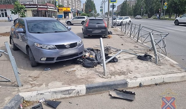 Под Волгоградом 2 иномарки врезались в дорожные ограждения
