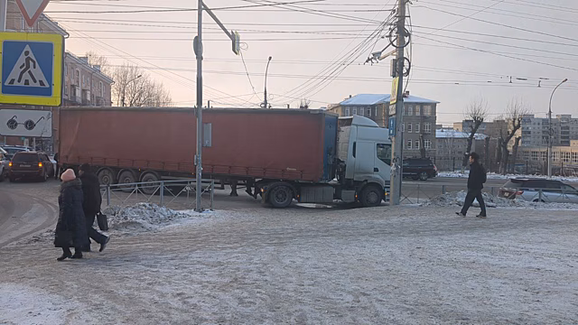 Фура перегородила улицу Станиславского в Новосибирске