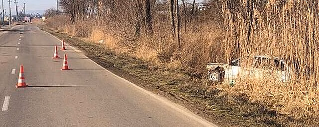 Под Краснодаром легковушка сбила 39-летнего мужчину и вылетела в лесополосу