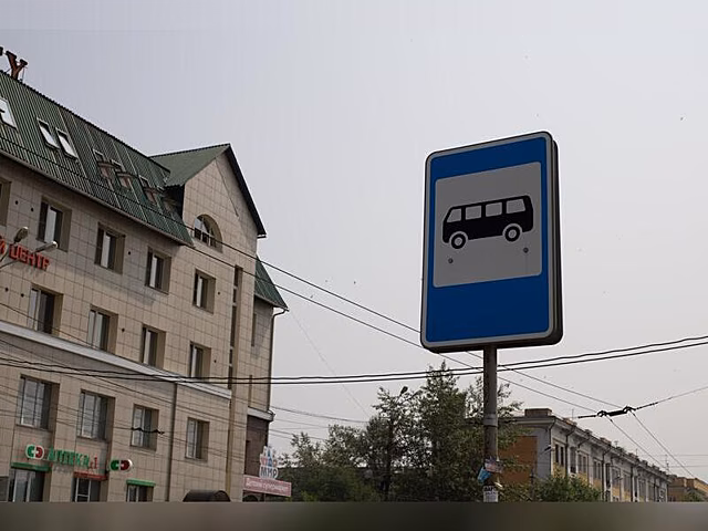 Автобус врезался в информационный щит в районе Петровск-Забайкальского