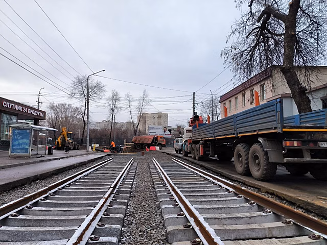 На улице Слонова в Саратове начали укладывать рельсы по проекту «Скоростной трамвай»