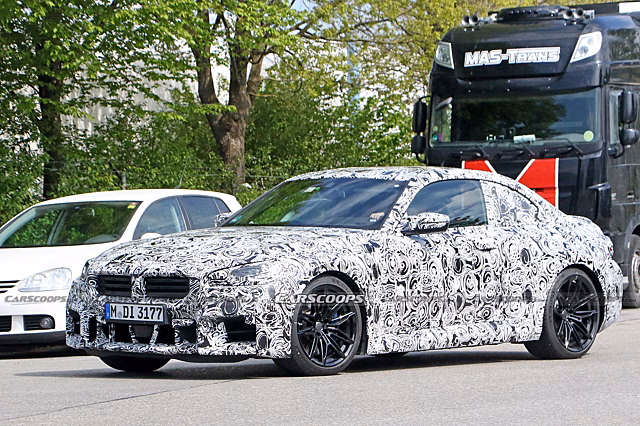 BMW M2 2023 года демонстрирует массивные внутренние дисплеи на новых шпионских снимках
