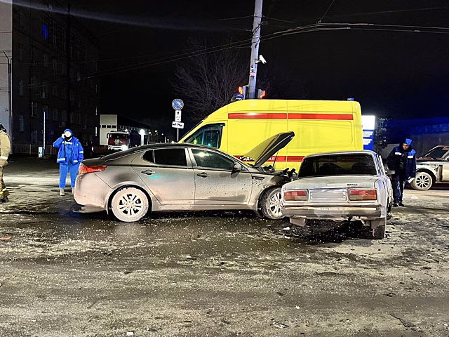В Оренбурге произошло тройное ДТП. Пострадали пятеро человек, в том числе двое детей