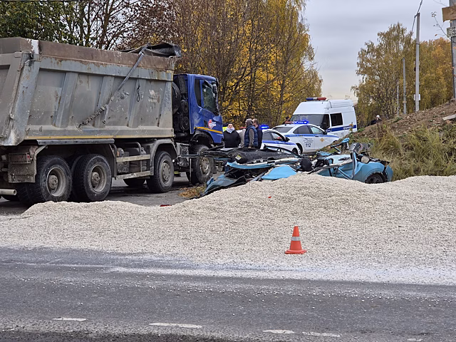 Водителю грузовика, раздавившего Geely под Домодедово, избрали меру пресечения