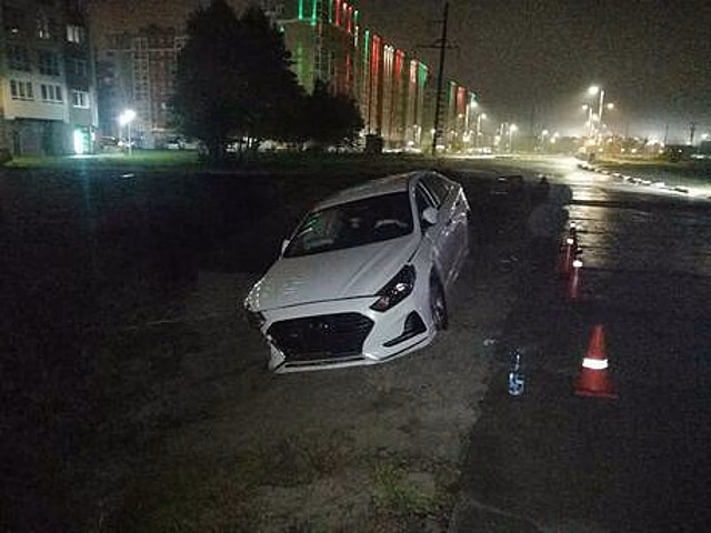 На окраине Калининграда водитель легковушки не справился с управлением и съехал в кювет, есть пострадавший