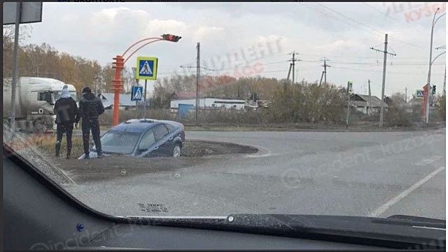 Автомобиль вылетел в кювет на кемеровской улице