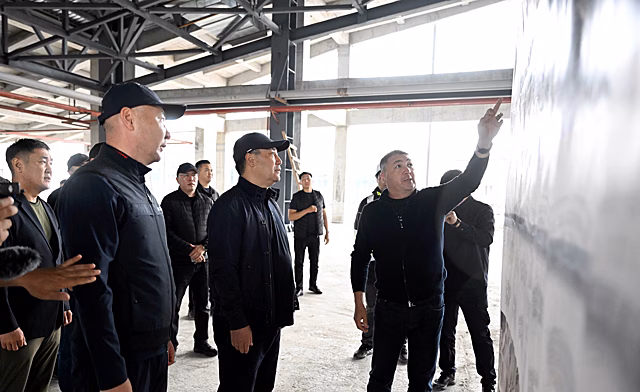 Садыр Жапаров ознакомился с ходом строительства нового торгового комплекса в Бишкеке