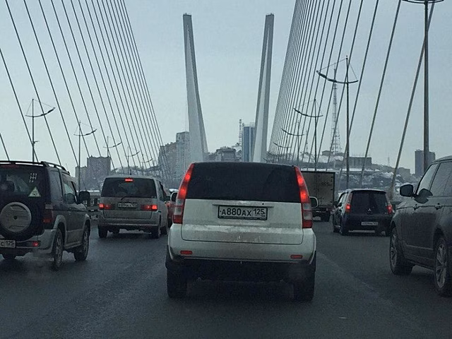 Движение под Золотым мостом во Владивостоке закрыли на неопределенное время - власти