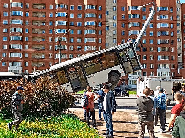 Спасатели извлекли водителя из кабины автобуса после аварии