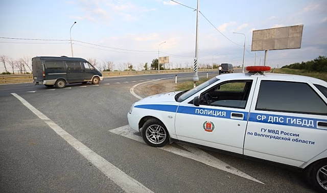 Под Волгоградом пьяный рабочий угнал машину у директора фермы