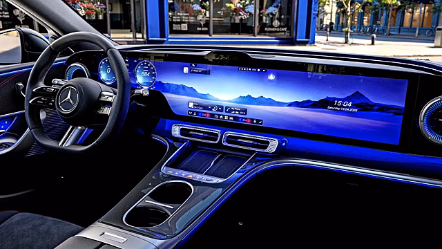 Mercedes показал салон C-Class EV с гигантским экраном