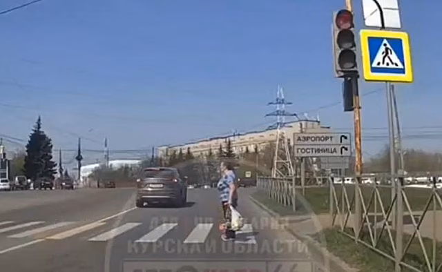 В Курске водитель-лихач едва не сбил женщину с ребенком на переходе