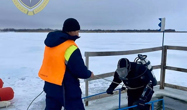Водолазы провели тренировочные спуски в ледяную воду в Волгоградской области