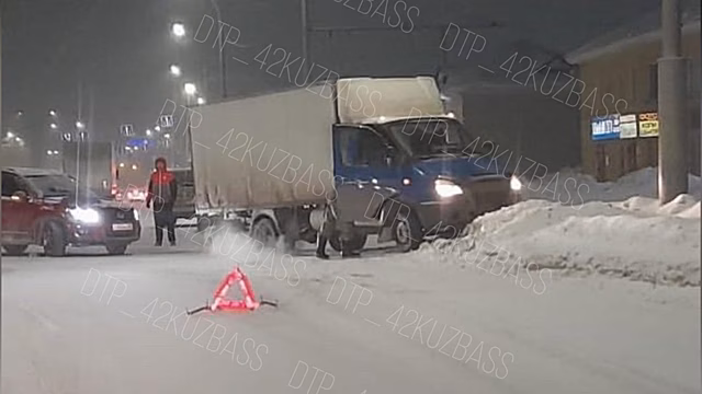 ДТП с грузовиком произошло на оживленном кемеровском проспекте