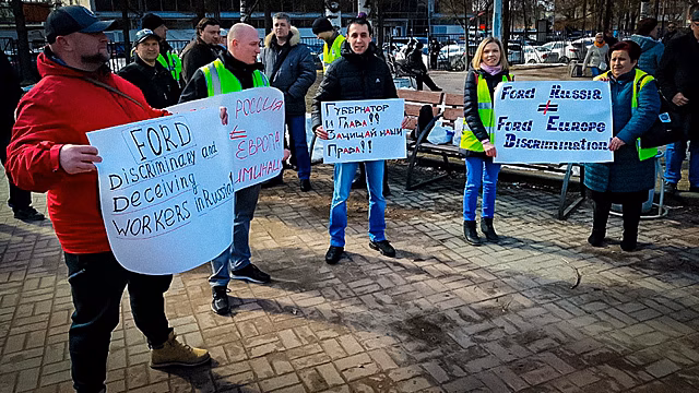 Около 120 рабочих Ford в Ленобласти, который закрывается в июне, провели согласованный пикет