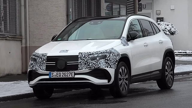  		 			Mercedes EQA и EQB 2022 года попал в камеры шпионов со скромной маскировкой 		 	