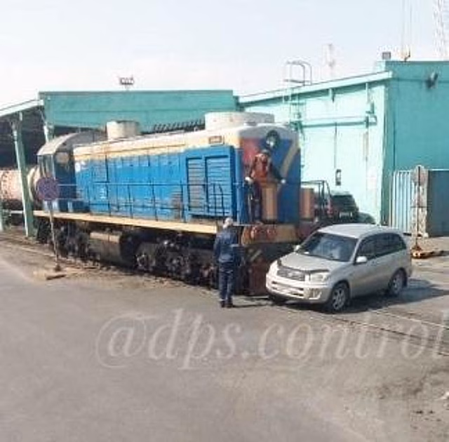 «Помеха в голове»: во Владивостоке иномарка не уступила дорогу тепловозу