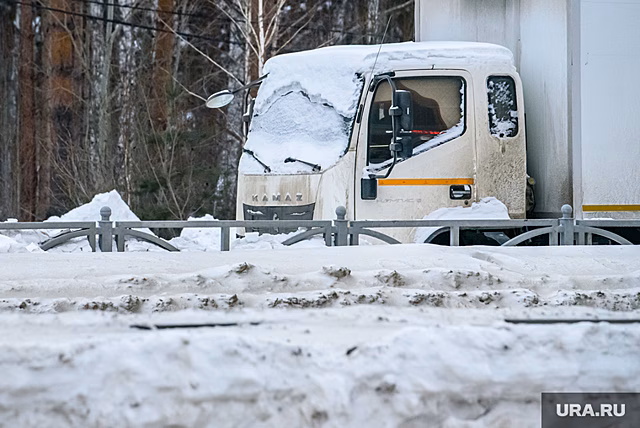 Челябинские сотрудники ДПС спасли из снежного плена водителей шести грузовиков