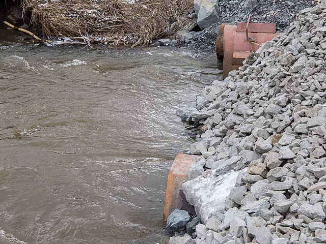 Поток воды уничтожил переправу через пруд под Кемеровом