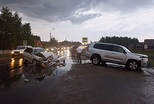 В Омске водитель «Тойоты» погиб в тройном ДТП