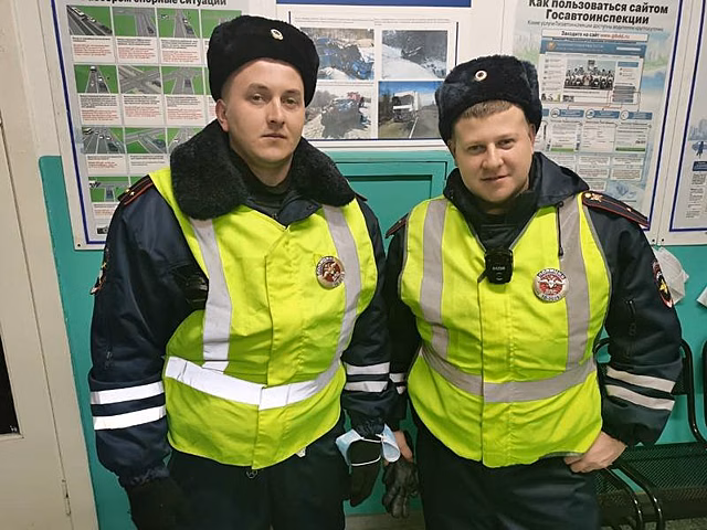 В Карелии инспекторы ДПС спасли тонувшую в реке девушку