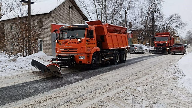 Подрядчики не справились с уборкой города от снега во время снегопада
