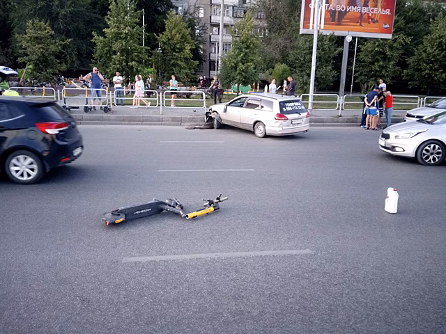 Сбитый в Челябинске на электросамокате 21-летний парень умер в больнице