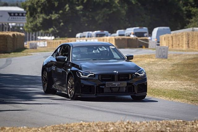 BMW M2 CS показали в окрасе Sapphire Black