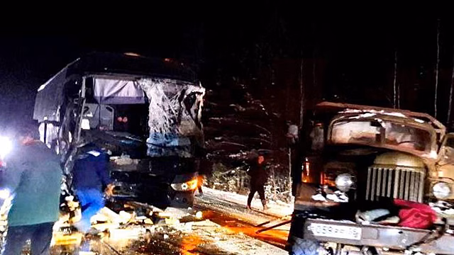 Пассажирский автобус столкнулся с лесовозом на трассе в Приангарье