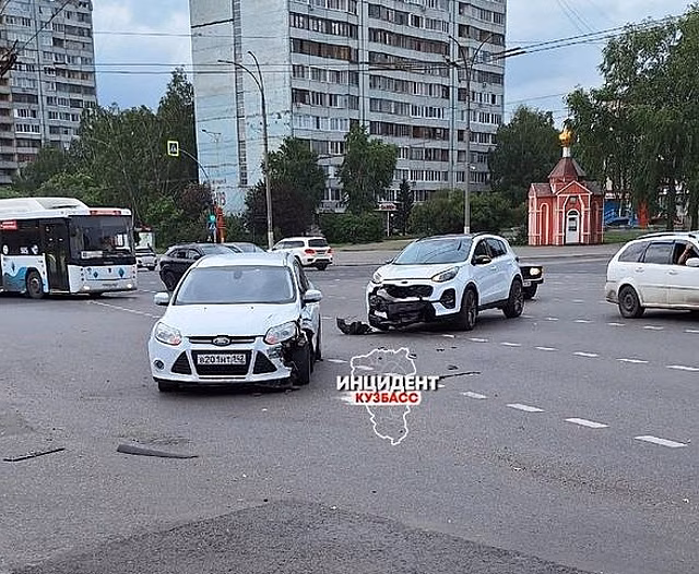 Легковые автомобили столкнулись на перекрестке в Кемерове