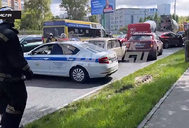 В Новосибирске водитель бетономешалки протаранил шесть авто и уснул в кустах