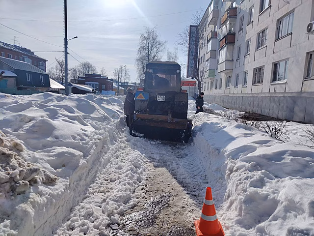 Во время очистки тротуара на улице Металлистов в Ижевске водитель трактора наехал на пешехода