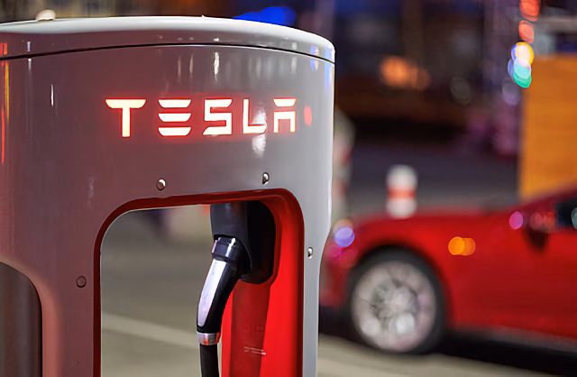 Американец научился зарабатывать 60 тысяч рублей в месяц на своей Tesla при помощи криптовалюты