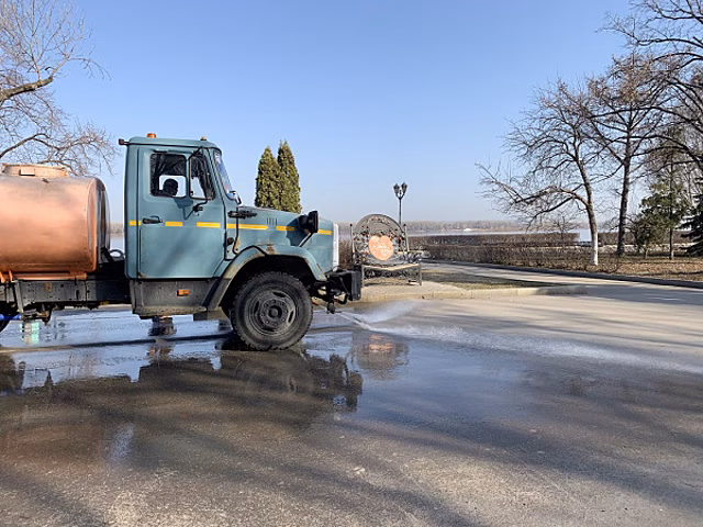 В Самаре начали мыть пешеходные дорожки на набережной Волги