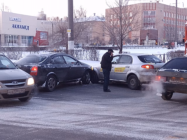 В Рязани таксист устроил ДТП на Высоковольтной